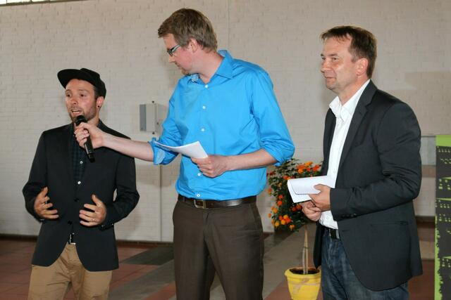 Projektleiter Tobias Czarski (links) und Thorsten Riewesell vom Verein Jumpers (rechts) stellen die Arbeit des Vereins vor. Moderiert wird die Benefizveranstaltung in der Herrenwaldkirche von Daniel Schneider (Mitte), der beim WDR tätig ist (10.07.2014)