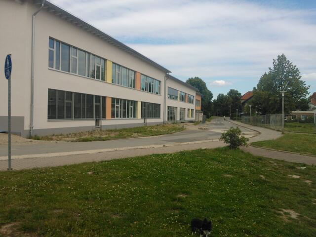 08)31028Gronau:Gegenüber der ehemaligen Grundschule (rechts verdeckt) der neue Techniktrakt der KGS mit gymnasialem Zweig. _ http://www.kgs-gronau.de/