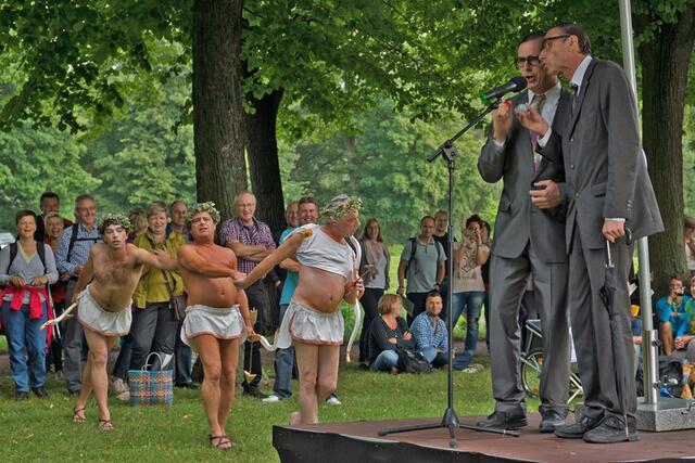 Les Goulus - Les Cupidons + Wall Street Theatre - Simply British