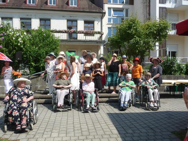 Modenschau der Sommerhüte!