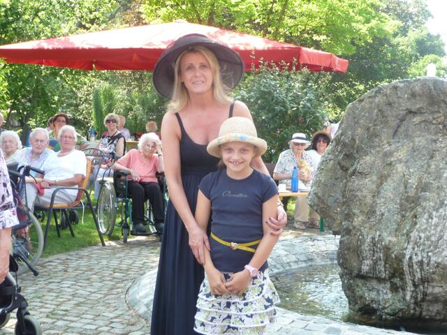 Modenschau der Sommerhüte!