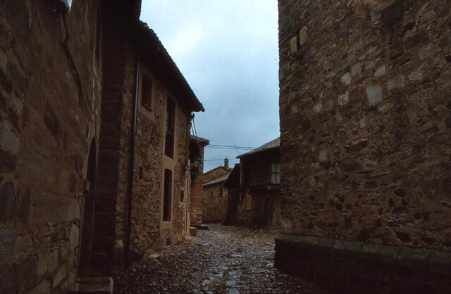 Castello de los Polvazares auf dem Camino frances, typisch der rote Stein, aus dem das ganze Dorf errichtet ist.