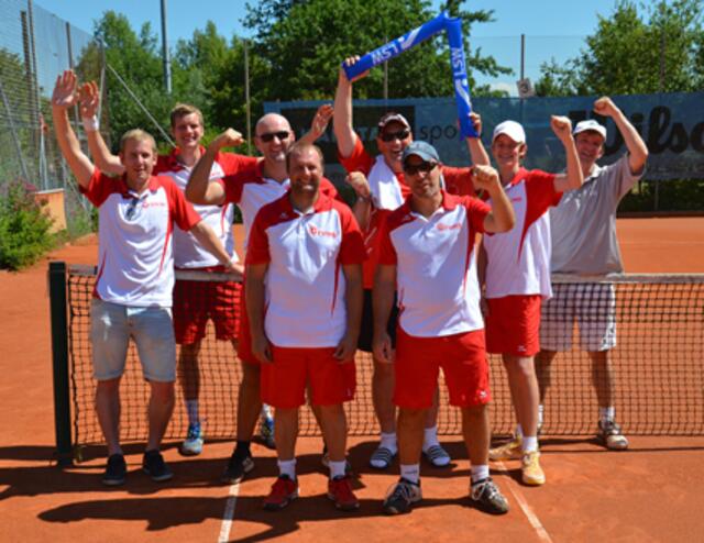 Nach holprigem Start stellte das Herren I-Team dann souverän klar, wer die Nummer 1 in der Gruppe 24 NS der BK2 ist. Thomas Baumann, Ray Frenzel, Markus Kihm, Ulrich Haid, Christian Drexl, Jörg Bäuerle, Tom Rußwurm und Gerhard Gabriel (v.l.n.r.) feiern den 2. Aufstieg in Folge.