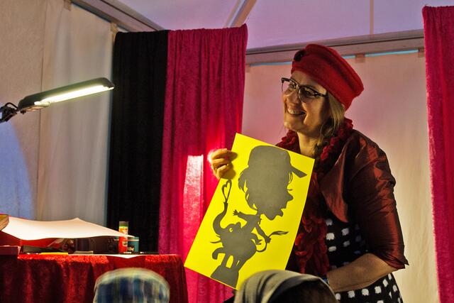 Jeanette Silhouette - Scharfes Auge, scharfe schere, schwarzes Papier --- und treffsichere Karikaturen.