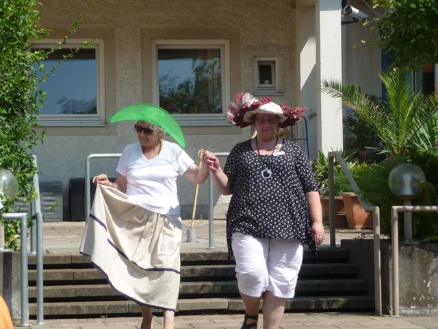 Modenschau der Sommerhüte
