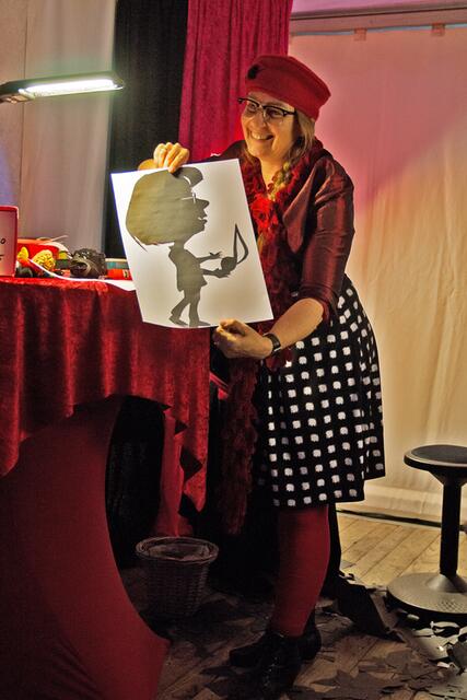 Jeanette Silhouette - Scharfes Auge, scharfe schere, schwarzes Papier --- und treffsichere Karikaturen.