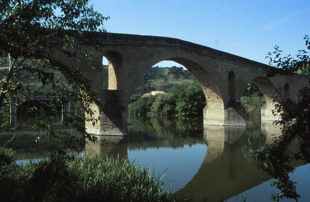 Jakobsweg (Camino Frances) über die Brücke bei Punta la Reina in Nordspanien. Die Brücke stammt aus dem 11. Jahrhundert.