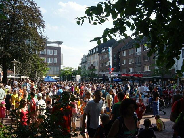 Der Platz vor dem City-Center Lehrte ist dem Ansturm kaum gewachsen.