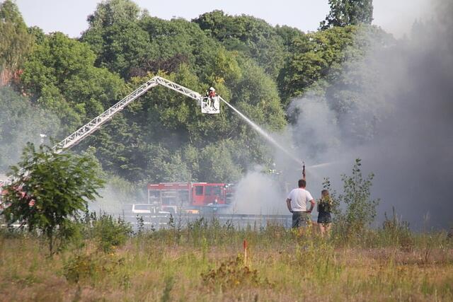 Die Celler FF verfügt über beeindruckende Fahrzeuge. Die Feuerwehrleute wissen damit umzugehen.