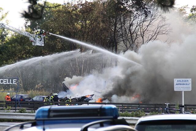 Die Schuppen sind eingestürzt, die Feuerwehr bekommt die Lage unter Kontrolle
