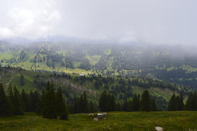 Na bitte! Der Nebel und die Wolken lichten sich und schon sieht man ein bisschen etwas vom Tal.