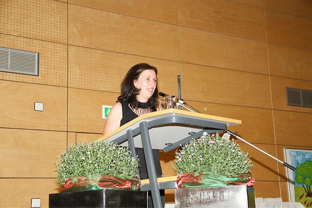 Konrektorin Helena Rigatos begrüßt die Gäste