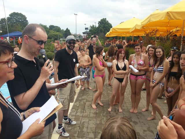 Herr Braun (links) und Philipp Melzer (rechts davon) von Hitradio rt1 moderierten durch das Sommerfest