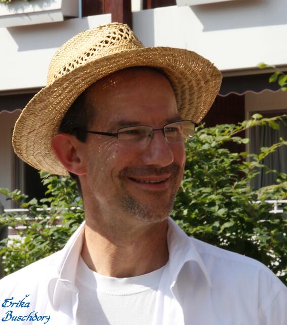 Einrichtungsleiter Martin Gedon, auch im sommerlichen Outfit, begrüßte die Anwesenden