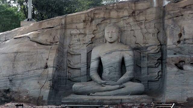Einer der vier Buddhas in der Granitwand Gal Vihara