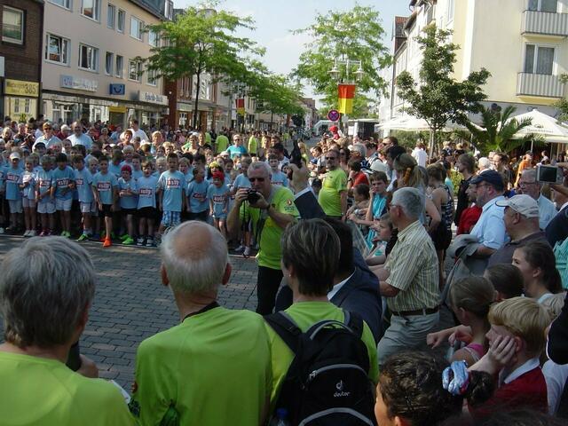 Hubert Lödding (im lindgrünen „Team“ Shirt an der Kamera). Bildberichterstatter beim Lehrter Abend-City-Lauf, bei anderen Sportveranstaltungen - und eigentlich fast überall zu finden, wo sich etwas tut.