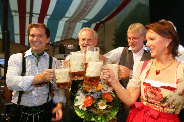 v.l.n.r. Festwirt Freiherr Umberto von Beck-Peccoz, Erster BGM Klaus Habermann, Dritter BGM Karl-Heinz Schindler und Angelika Kempter von den Wirtsleuten Binswanger und Kempter