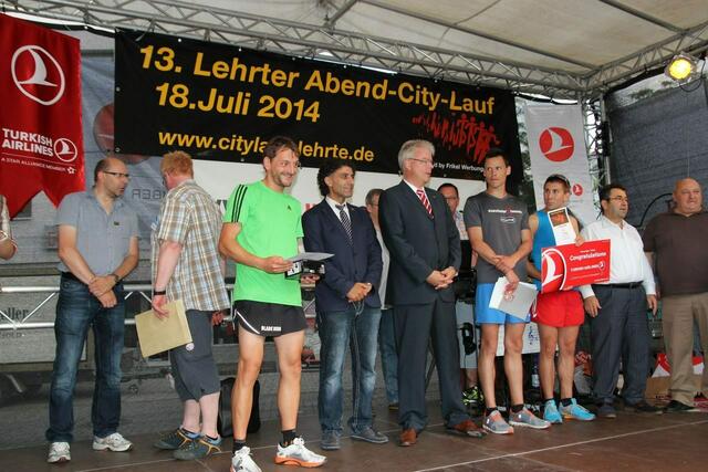 Siegerehrung beim 13. Lehrter Abend-City-Lauf. | Foto: Hubert Lödding
