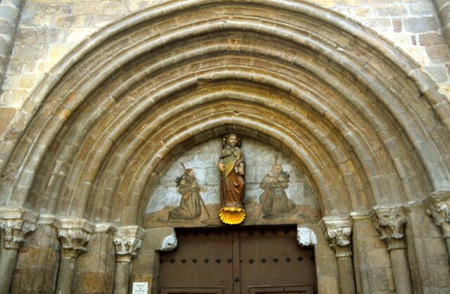 Tympanon der Kirche St. Jacob in Sanguesa mit der Darstellung des heiligen Jacobus als Pilger