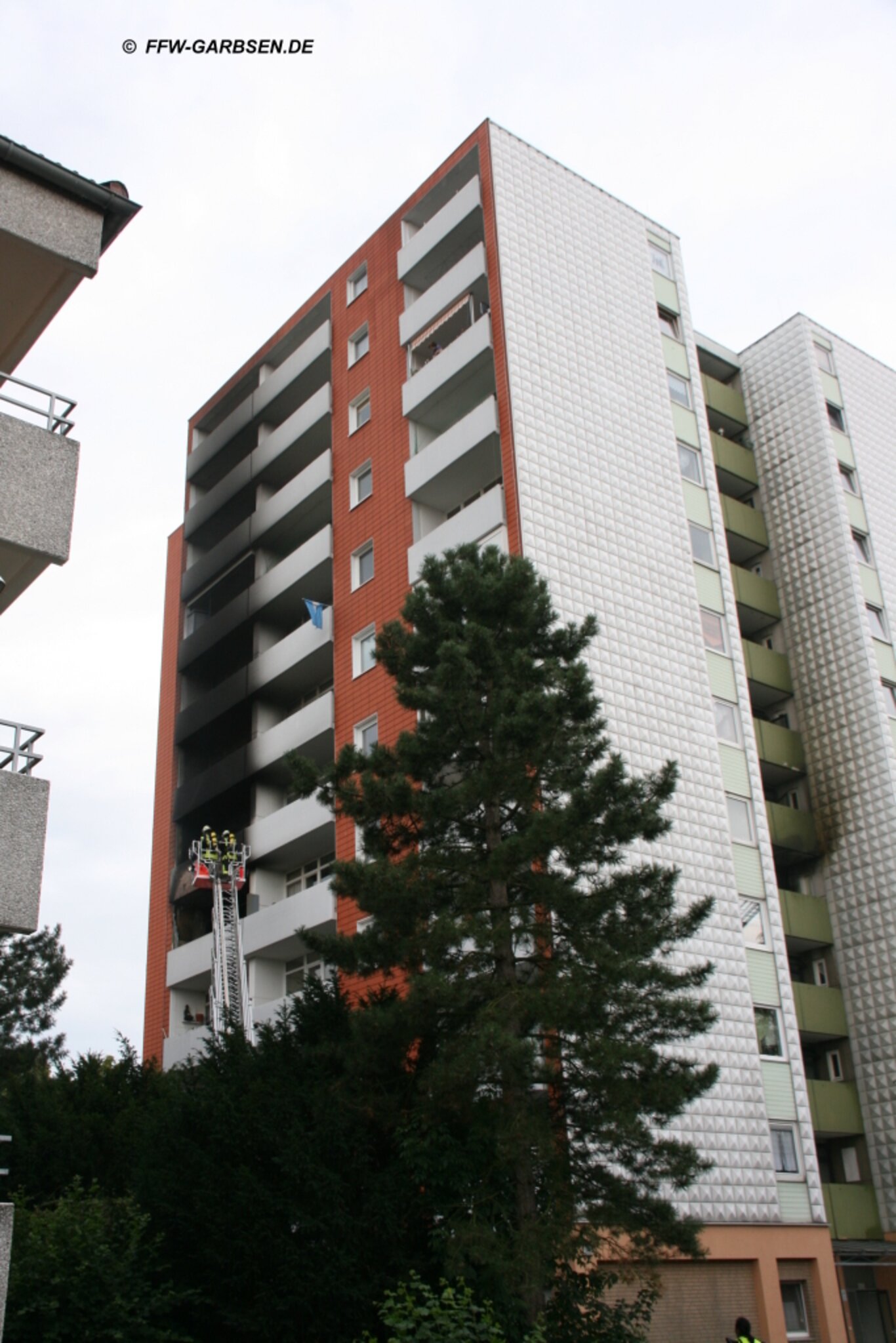 Hochhaus nach ausgedehntem Wohnungsbrand unbewohnbar - Garbsen