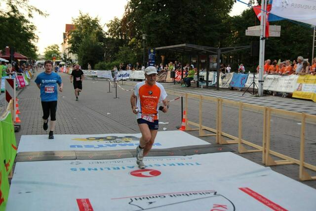 Zehn-Kilometer-Lauf beim 13. Lehrter Abend-City-Lauf des LSV. Der Hänigser Spargelsprinter erreicht das Ziel. | Foto: Hubert Lödding