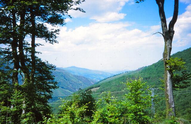Ibaneta-Pass in den Pyrenäen; über ihn führt der Pilgerweg nach Santiago de Compostela; Blick ins Karlstal