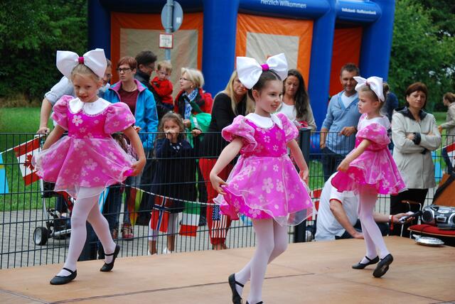 Die Glühwürmchen aus Augsburg zeigten Tänze aus Osteuropa in farbenprächtigen Kleidern.