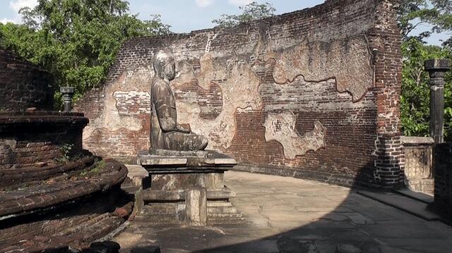 Seitenansicht des sitzenden Buddhas im Vatadage