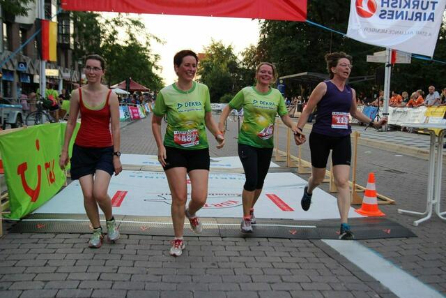 Zehn-Kilometer-Zieleinlauf beim 13. Lehrter Abend-City-Lauf des LSV. | Foto: Hubert Lödding