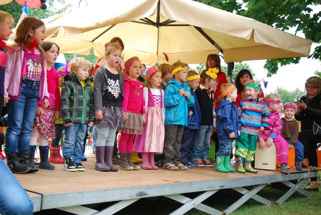 Die Kinder aus der "Rappelkiste" überzeugten mit ihren Indianerliedern.