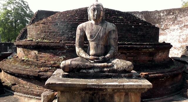 Buddha vor dem Heiligtum