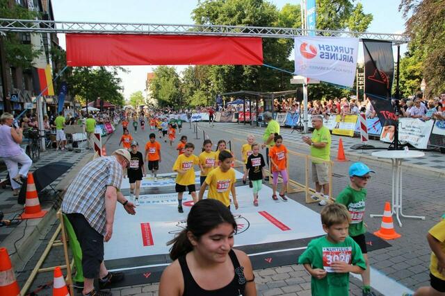 Zwei-Kilometer-Lauf beim 13. Lehrter Abend-City-Lauf des LSV. | Foto: Hubert Lödding