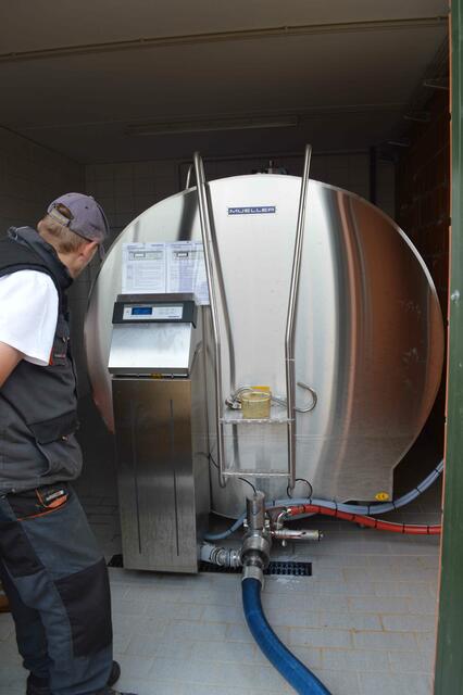 Er pumpt die auf 5 Grad heruntergekühlte frische Milch in seinen Kessel.