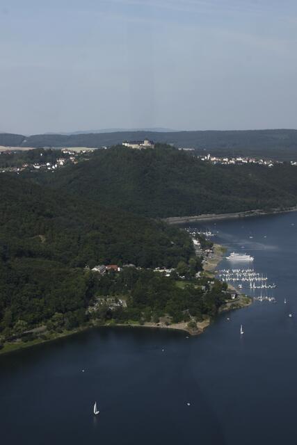 Blick auf Schloss Waldeck. Im Vordergrund Waldeck West mit dem Schiffsanleger und dem Strandbad