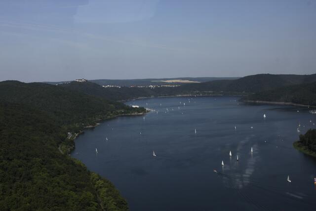 Links die Ausbuchtung von Alt Berich, dem Bericher Stein und auch das Schloss ist schon zu erkennen
