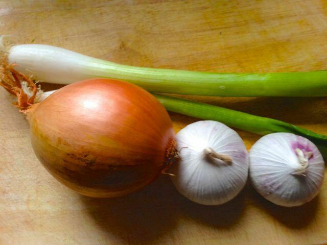 Am nächsten Tag: Lauchzwiebeln, Zwiebel und Knoblauch (hier Solo-Knoblauch) jeweils in kleine Stückchen schneiden