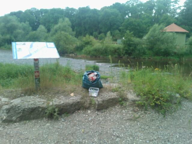 Gronau Müll 20.07.14"Kanubahnhof" am Tilly-Wehr:  Kanuwandergäste werden dort seit Monaten, seit dem das Tor offen ist, mit Unmengen Müll konfrontiert. Ein unschönes Willkommen! 
Mehrfach gab ich die Säcke beim Bad ab.
