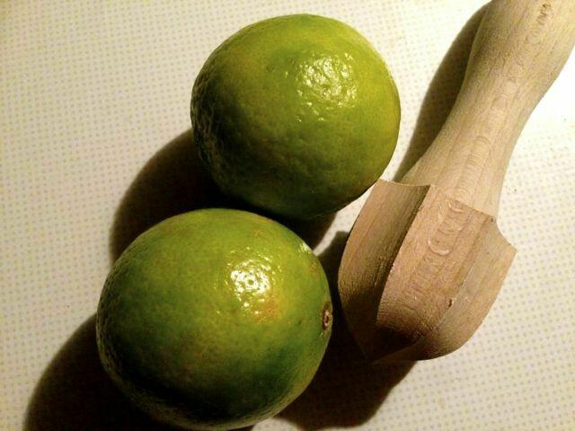 Hier fehlen auch die entscheidenden Bilder (war ja nachts/früh morgens): Fisch kleinschneiden, Kräuter (Minze, Petersilie und Schnittlauch) hacken, Limetten auspressen)