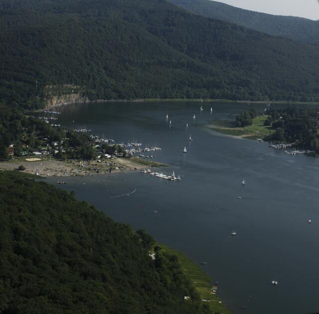 Blick auf Rehbach (links ) und die Liegewiese schon Scheid rechts