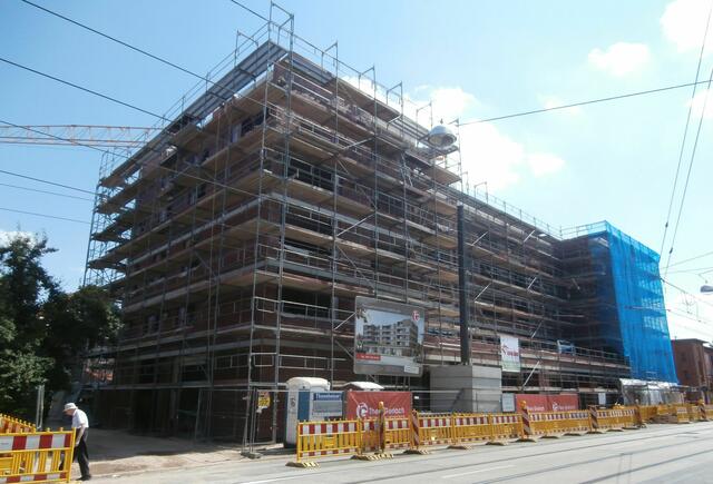 24. Juli 2014: Die Fassade ist verklinkert und...
