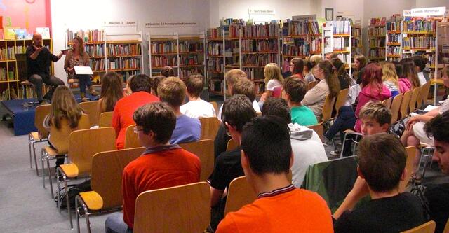 Die Schüler der beiden 8M-Klassen und die Klasse 7b des Gymnasiums hatten eine Menge Fragen an den Autor.