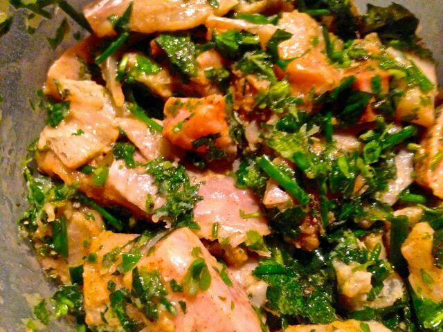 Die Fischstücke gut mit Pfeffer, Salz und Chili würzen, Kräuter-Limettensaft-Marinade darüber geben und alles gut durchmischen. Alles zusammen in einer verschlossenen Dose im Kühlschrank mind. 8 Stunden durchziehen lassen.