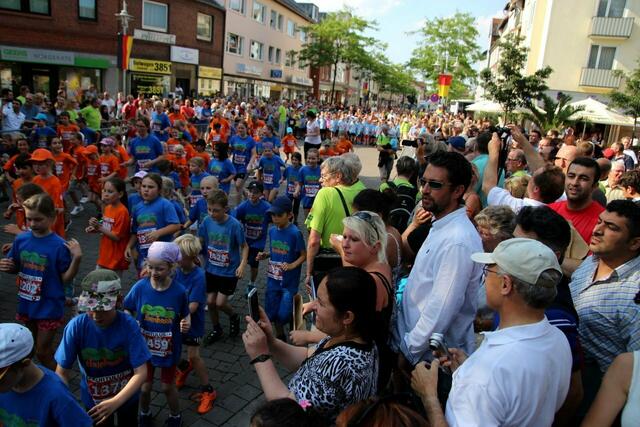 Das Feld der Schülerläufer über 2 Kilometer ist riesig und der Berichterstatter der Spargelsprinter Burgdorf hat alle Hände voll zu tun (re.). | Foto: Hubert Lödding