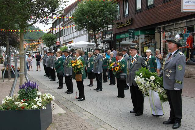 Die angetretene Schützengesellschaft vor der St. Andreas-Kirche