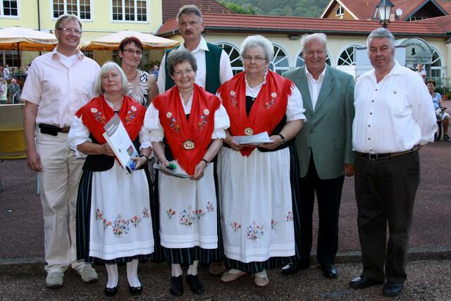 Die zu Ehrenmitglieder ernannten und mit der Ehrenamtskarte des Landkreises Osterode ausgezeichneten Heimatgruppen-Mitglieder. vorn v.l.n.r.: Doralies Baltzer, Irene Hildebrandt und Erika Engelke; dahinter Bürgermeister Dr. Thomas Gans, Ute Dernedde, der stellvertr. Vorsitzende Peter Laumann, dr 1. stellvertretende Landrat Klaus Liebing und Heinz-Gert Trüter.