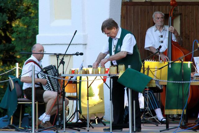 Horst W. Jäde beim Glockenspiel