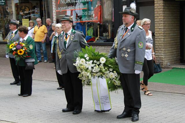 Der Vereinsvorsitzende Bernd Wiegand und Günter Fischer legen zu Ehren der Verstorbenen einen Kranz nieder.
