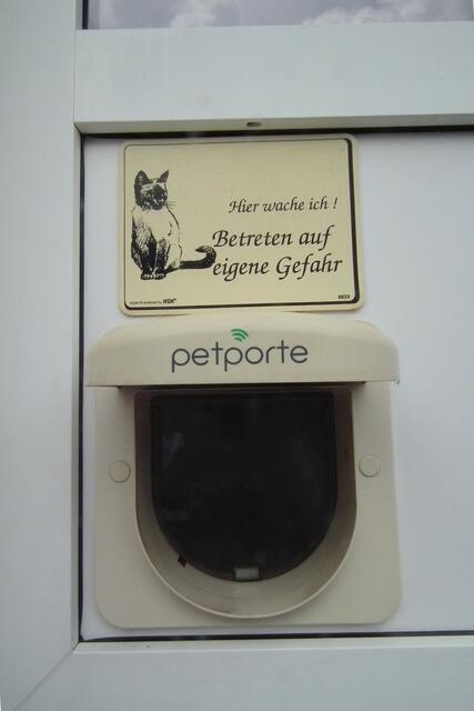 Die Katze muss einen Chip tragen, sonst geht die Katzenklappe nicht auf.