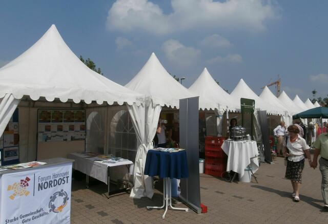 Vorn links: Stand "Forum Hannover Nordost". Es ist der Dachverband der Stadtteil-Unternehmerverbände im Norden und Osten Hannovers.
