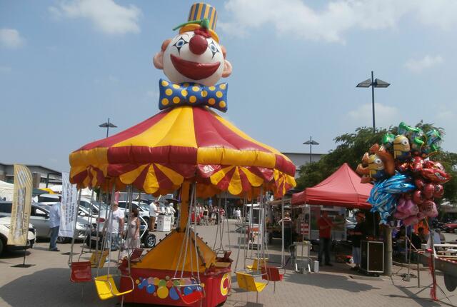 In diesem Jahr auch wieder da: Kinderkarussell. Links: Auto-Köhler